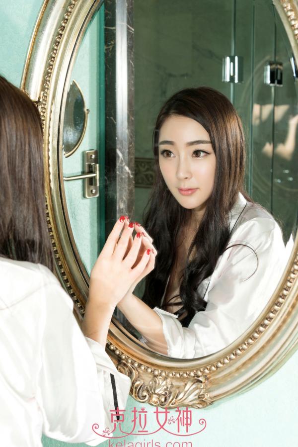 尤美奈樱   KelaGirls克拉女神依依《娇艳玉体》：白嫩美女身着丝滑睡袍私房照，展现极致性感诱惑与曼妙曲线（2020.11.30）第16张图片