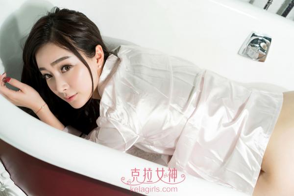 尤美奈樱   KelaGirls克拉女神依依《娇艳玉体》：白嫩美女身着丝滑睡袍私房照，展现极致性感诱惑与曼妙曲线（2020.11.30）第17张图片