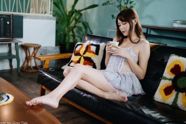 何洛沂   Ashley - 紫色蕾丝吊带私房写真，优雅居家风情黑皮沙发唯美时刻 [118P]第20张图片