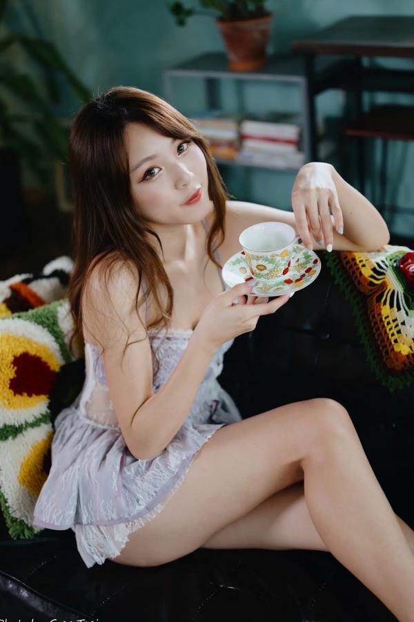 何洛沂   Ashley - 紫色蕾丝吊带私房写真，优雅居家风情黑皮沙发唯美时刻 [118P]第22张图片