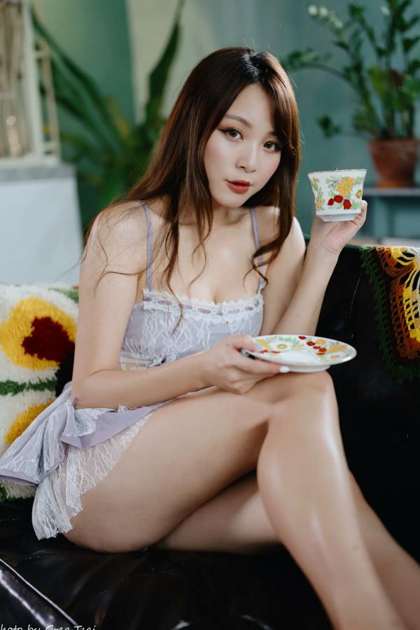 何洛沂   Ashley - 紫色蕾丝吊带私房写真，优雅居家风情黑皮沙发唯美时刻 [118P]第24张图片