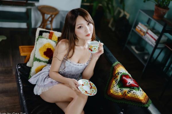 何洛沂   Ashley - 紫色蕾丝吊带私房写真，优雅居家风情黑皮沙发唯美时刻 [118P]第25张图片