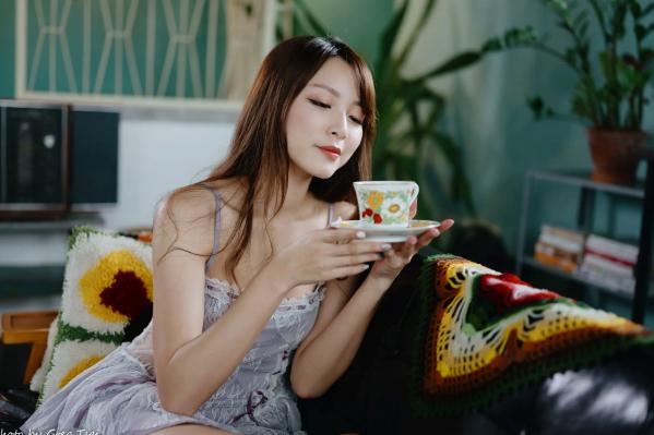 何洛沂   Ashley - 紫色蕾丝吊带私房写真，优雅居家风情黑皮沙发唯美时刻 [118P]第28张图片