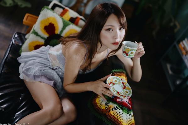 何洛沂   Ashley - 紫色蕾丝吊带私房写真，优雅居家风情黑皮沙发唯美时刻 [118P]第29张图片