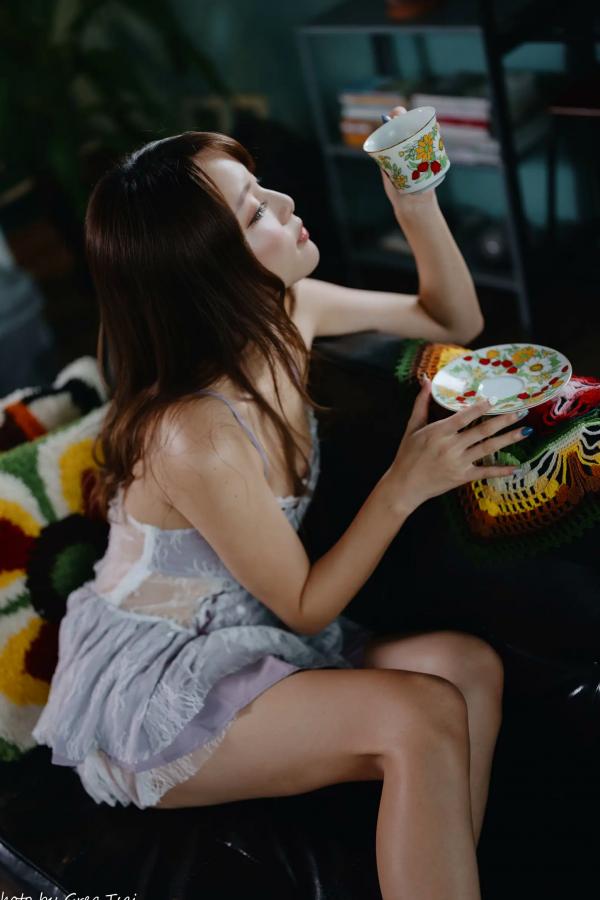 何洛沂   Ashley - 紫色蕾丝吊带私房写真，优雅居家风情黑皮沙发唯美时刻 [118P]第30张图片