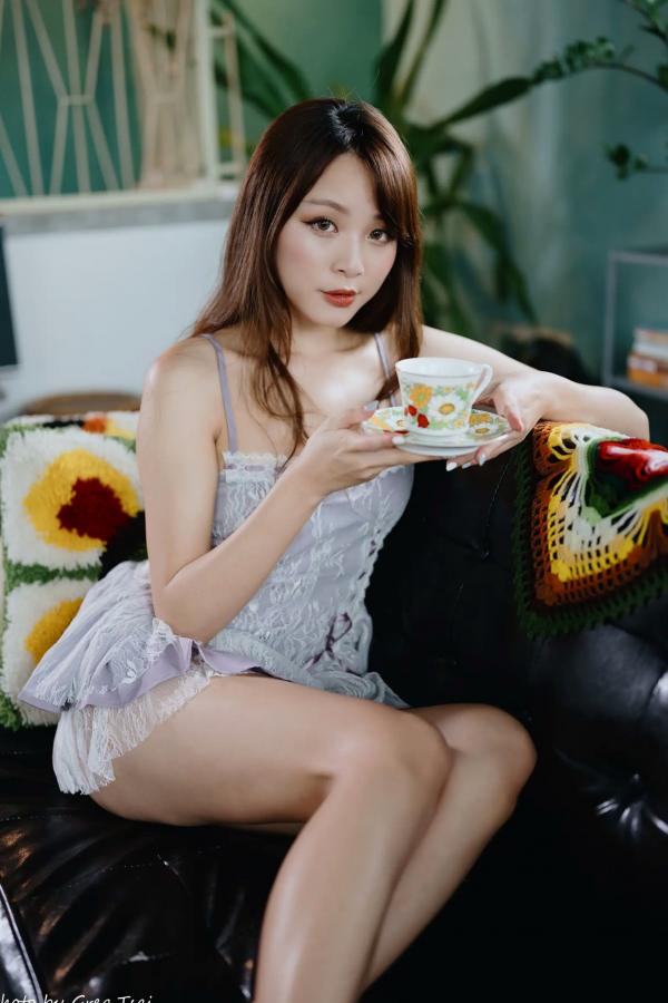 何洛沂   Ashley - 紫色蕾丝吊带私房写真，优雅居家风情黑皮沙发唯美时刻 [118P]第31张图片