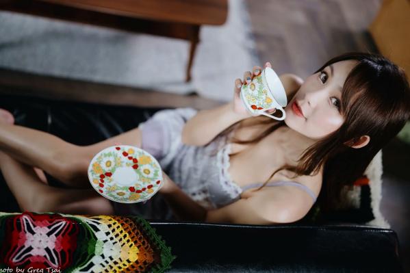 何洛沂   Ashley - 紫色蕾丝吊带私房写真，优雅居家风情黑皮沙发唯美时刻 [118P]第33张图片