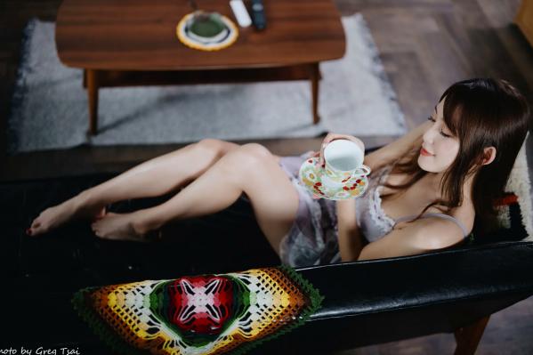 何洛沂   Ashley - 紫色蕾丝吊带私房写真，优雅居家风情黑皮沙发唯美时刻 [118P]第34张图片