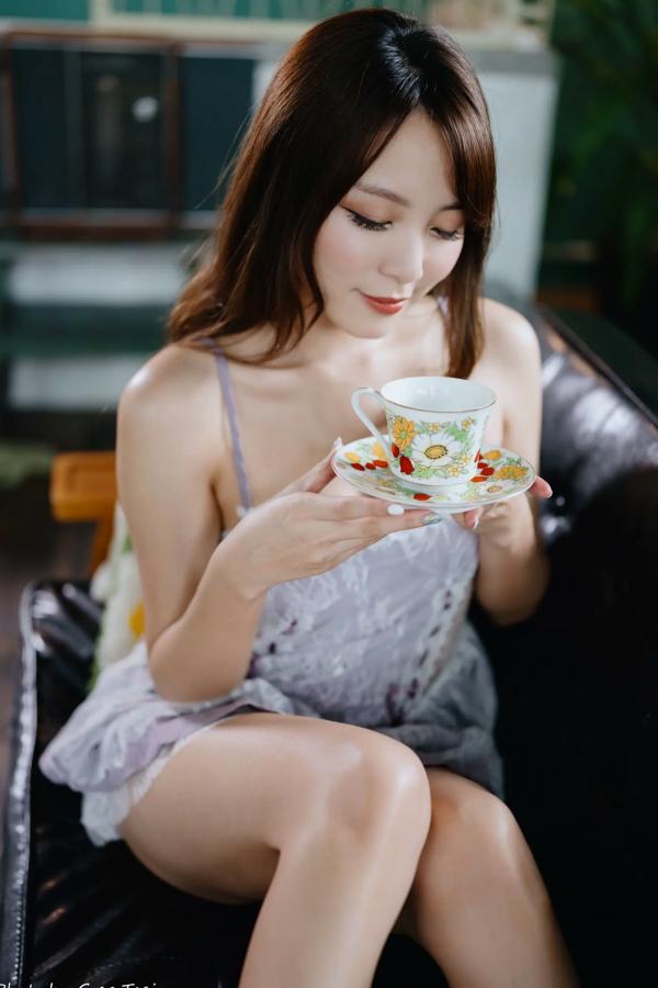 何洛沂   Ashley - 紫色蕾丝吊带私房写真，优雅居家风情黑皮沙发唯美时刻 [118P]第36张图片