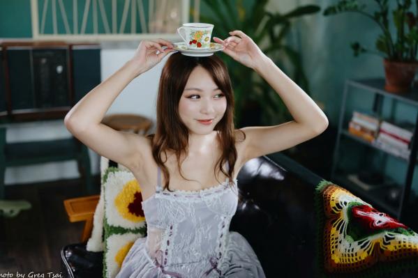何洛沂   Ashley - 紫色蕾丝吊带私房写真，优雅居家风情黑皮沙发唯美时刻 [118P]第42张图片
