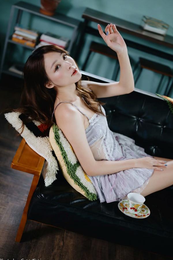 何洛沂   Ashley - 紫色蕾丝吊带私房写真，优雅居家风情黑皮沙发唯美时刻 [118P]第47张图片
