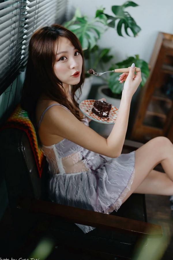 何洛沂   Ashley - 紫色蕾丝吊带私房写真，优雅居家风情黑皮沙发唯美时刻 [118P]第64张图片