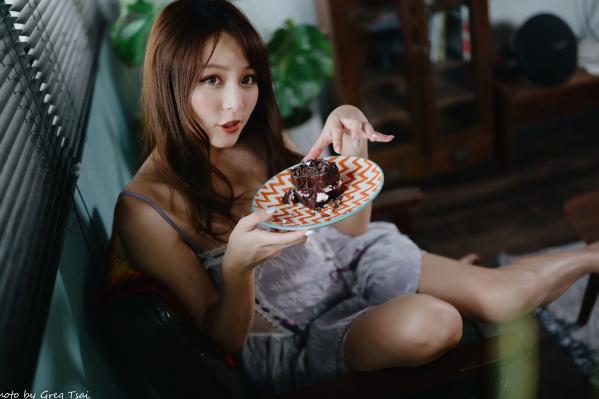 何洛沂   Ashley - 紫色蕾丝吊带私房写真，优雅居家风情黑皮沙发唯美时刻 [118P]第66张图片