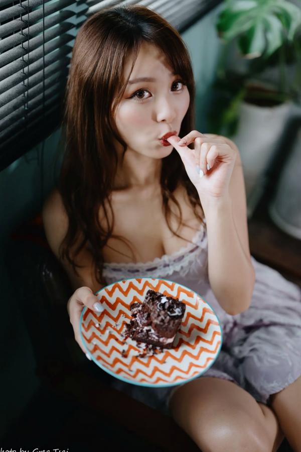 何洛沂   Ashley - 紫色蕾丝吊带私房写真，优雅居家风情黑皮沙发唯美时刻 [118P]第67张图片