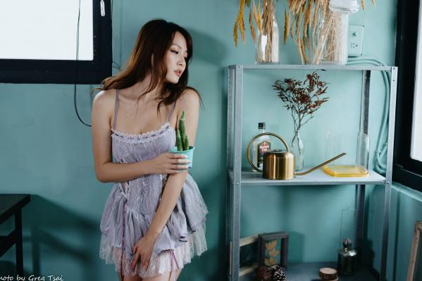 何洛沂   Ashley - 紫色蕾丝吊带私房写真，优雅居家风情黑皮沙发唯美时刻 [118P]第106张图片