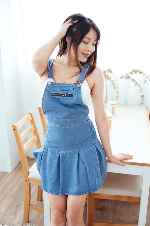 何洛沂   Ashley - 居家厨房牛仔裙俏皮清新生活随拍照 [104P]第1张图片
