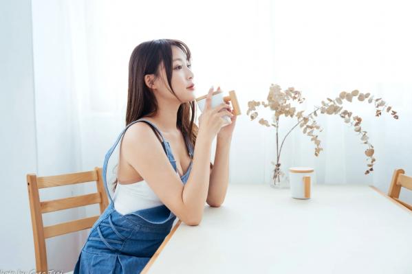 何洛沂   Ashley - 居家厨房牛仔裙俏皮清新生活随拍照 [104P]第15张图片