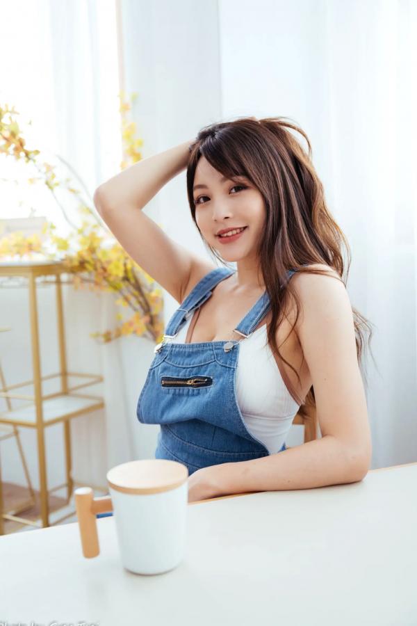 何洛沂   Ashley - 居家厨房牛仔裙俏皮清新生活随拍照 [104P]第22张图片