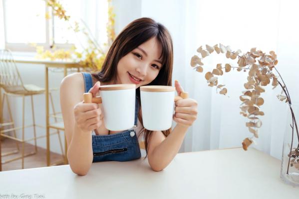 何洛沂   Ashley - 居家厨房牛仔裙俏皮清新生活随拍照 [104P]第24张图片