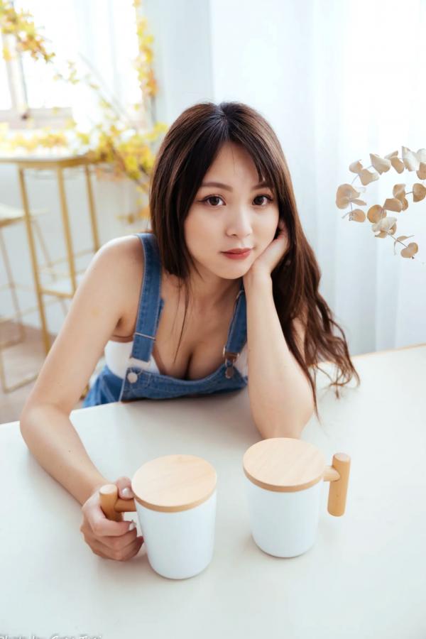 何洛沂   Ashley - 居家厨房牛仔裙俏皮清新生活随拍照 [104P]第25张图片