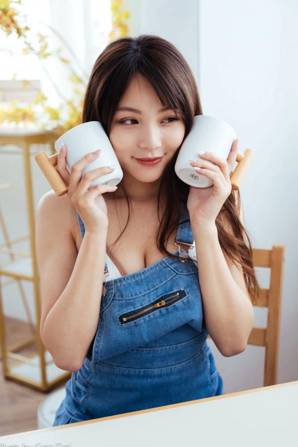 何洛沂   Ashley - 居家厨房牛仔裙俏皮清新生活随拍照 [104P]第26张图片