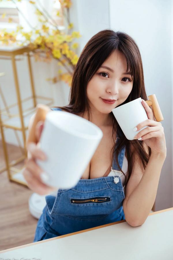 何洛沂   Ashley - 居家厨房牛仔裙俏皮清新生活随拍照 [104P]第27张图片