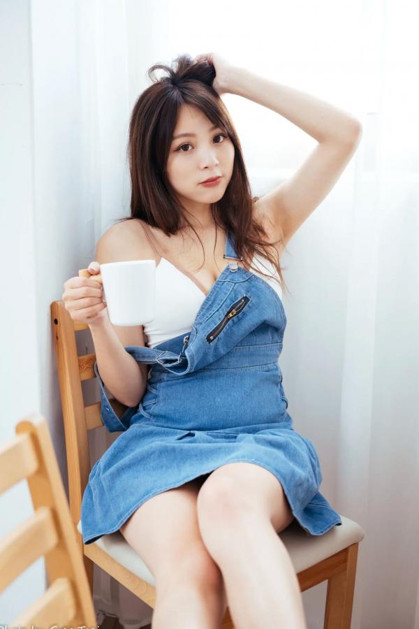 何洛沂   Ashley - 居家厨房牛仔裙俏皮清新生活随拍照 [104P]第32张图片
