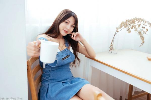 何洛沂   Ashley - 居家厨房牛仔裙俏皮清新生活随拍照 [104P]第34张图片