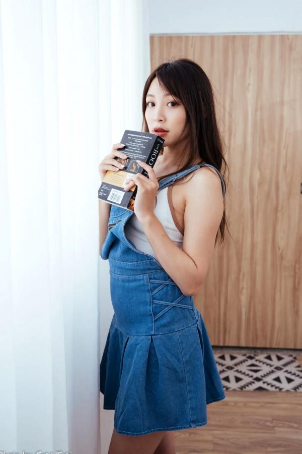 何洛沂   Ashley - 居家厨房牛仔裙俏皮清新生活随拍照 [104P]第57张图片