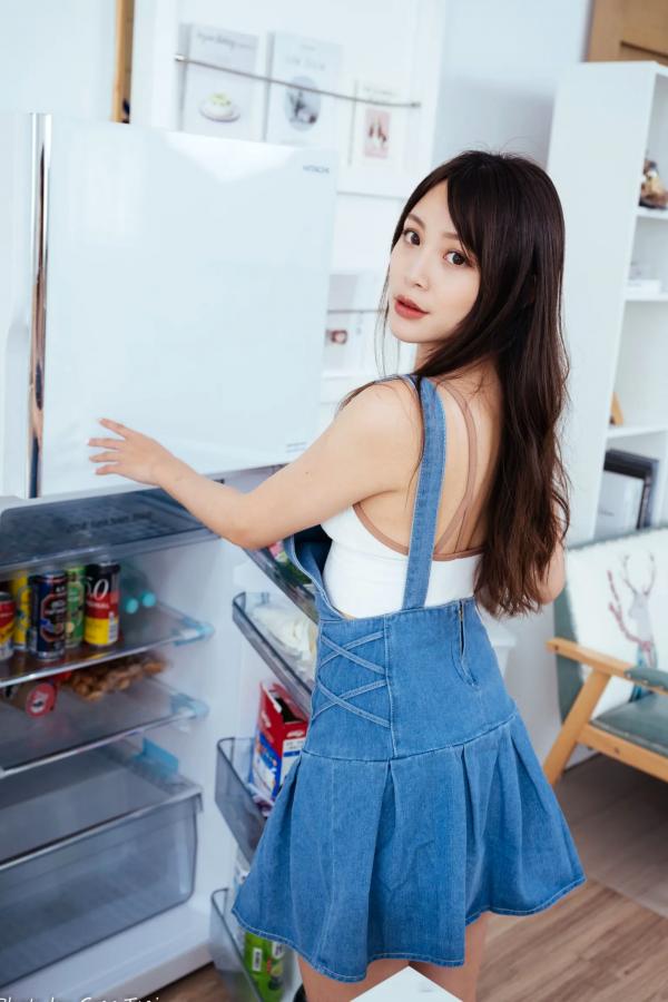何洛沂   Ashley - 居家厨房牛仔裙俏皮清新生活随拍照 [104P]第60张图片