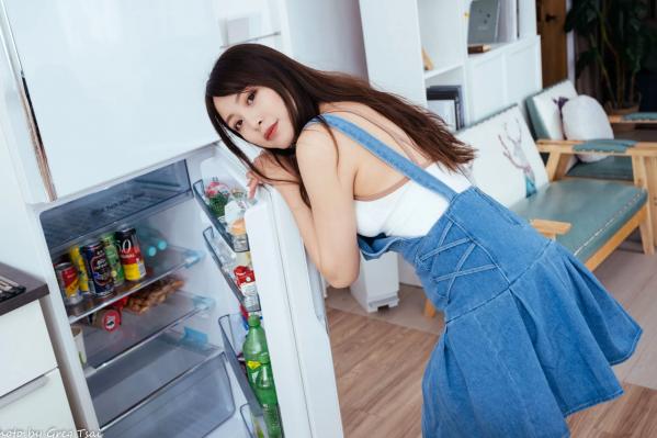 何洛沂   Ashley - 居家厨房牛仔裙俏皮清新生活随拍照 [104P]第61张图片