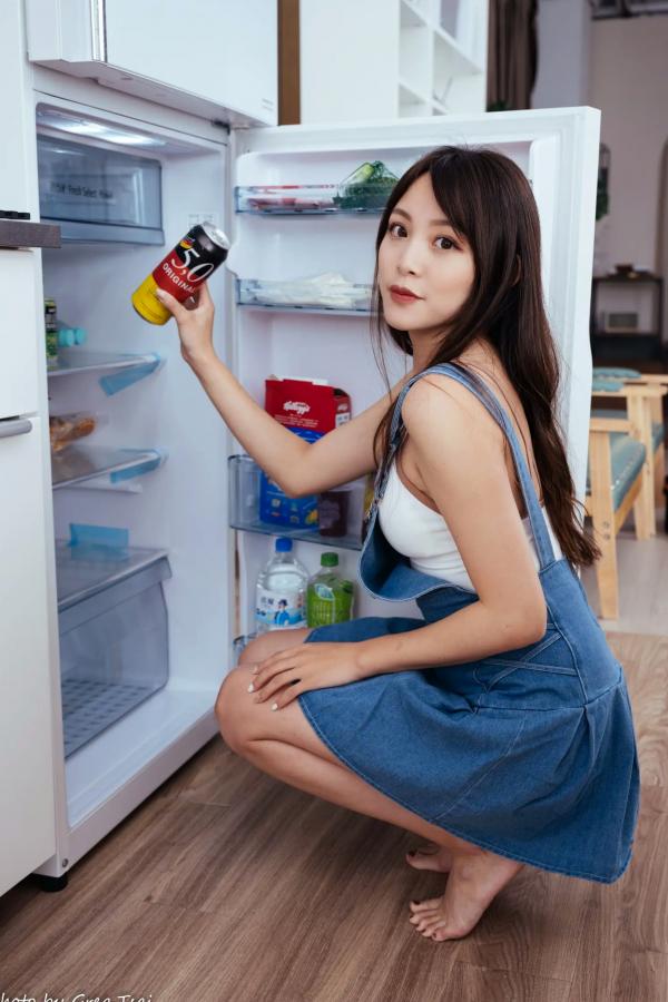 何洛沂   Ashley - 居家厨房牛仔裙俏皮清新生活随拍照 [104P]第62张图片