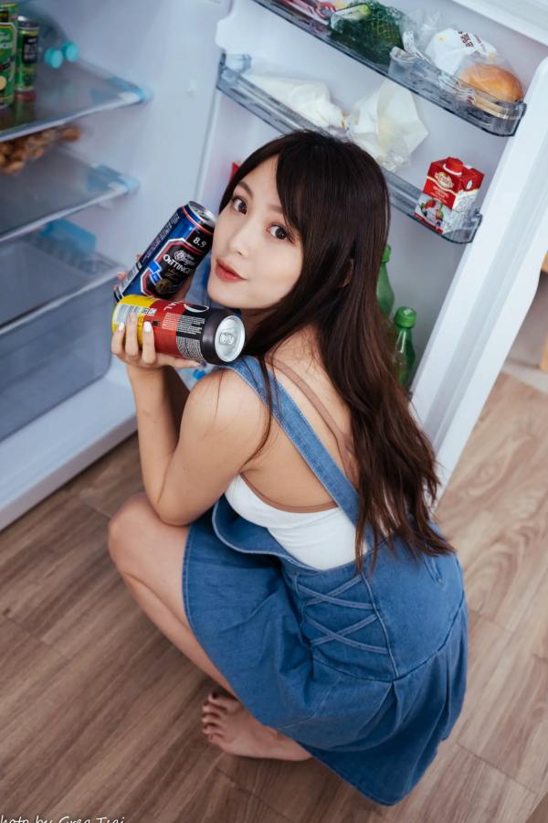 何洛沂   Ashley - 居家厨房牛仔裙俏皮清新生活随拍照 [104P]第63张图片