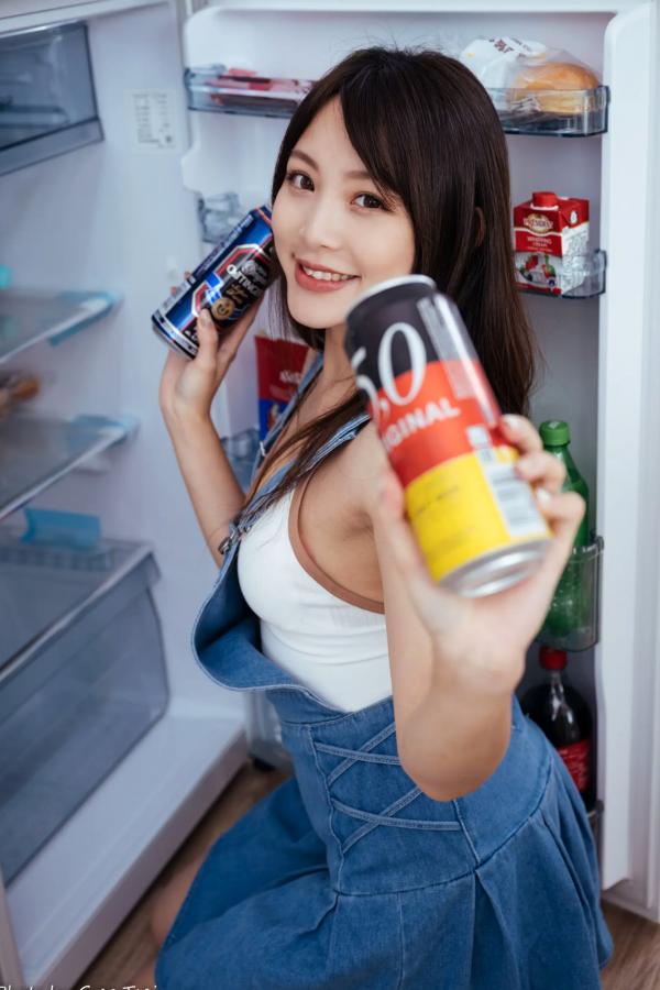 何洛沂   Ashley - 居家厨房牛仔裙俏皮清新生活随拍照 [104P]第64张图片