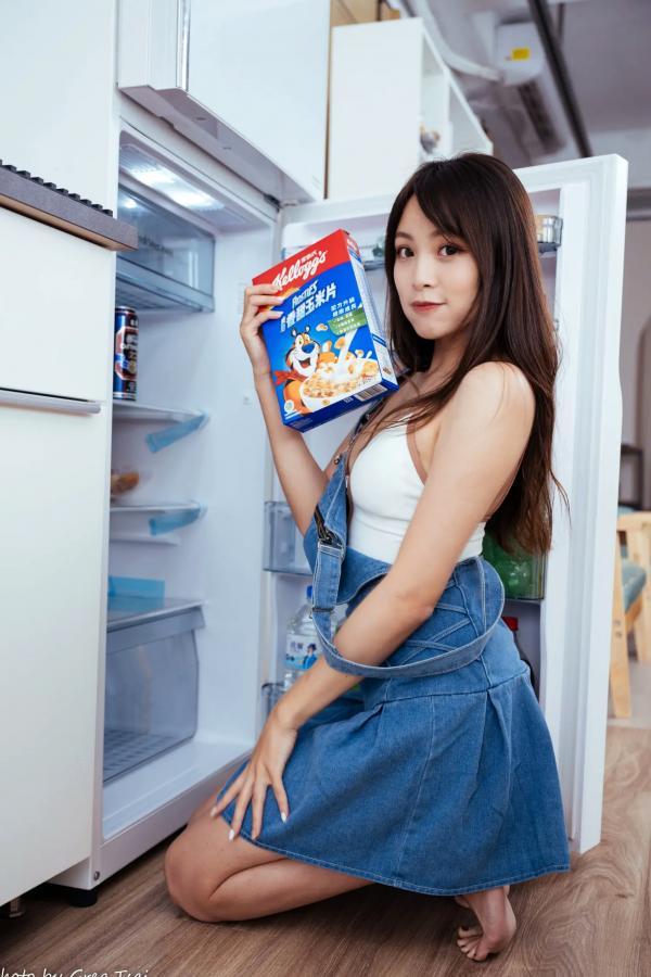 何洛沂   Ashley - 居家厨房牛仔裙俏皮清新生活随拍照 [104P]第66张图片