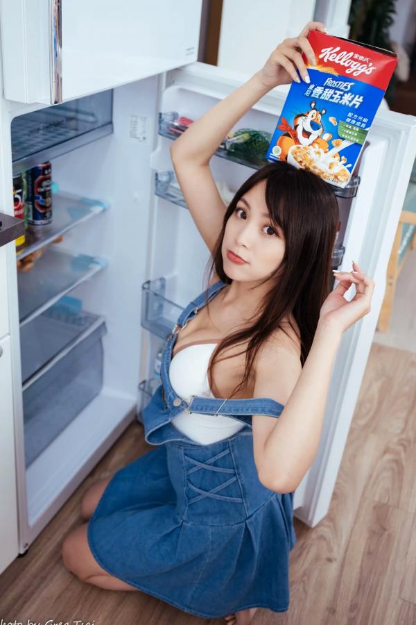 何洛沂   Ashley - 居家厨房牛仔裙俏皮清新生活随拍照 [104P]第67张图片