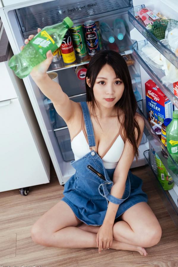 何洛沂   Ashley - 居家厨房牛仔裙俏皮清新生活随拍照 [104P]第70张图片