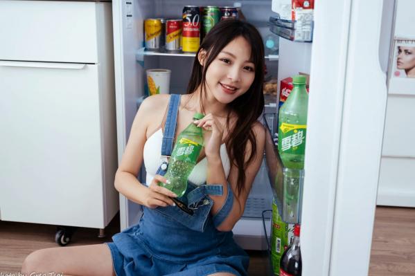 何洛沂   Ashley - 居家厨房牛仔裙俏皮清新生活随拍照 [104P]第71张图片