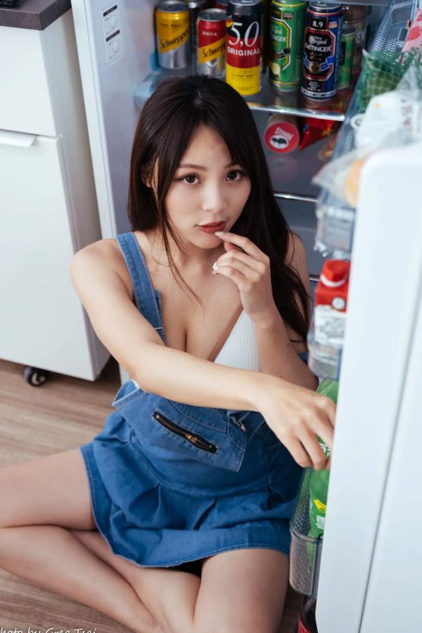 何洛沂   Ashley - 居家厨房牛仔裙俏皮清新生活随拍照 [104P]第73张图片