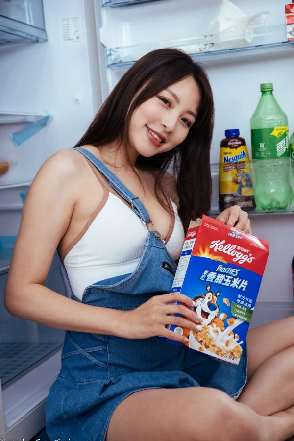 何洛沂   Ashley - 居家厨房牛仔裙俏皮清新生活随拍照 [104P]第76张图片