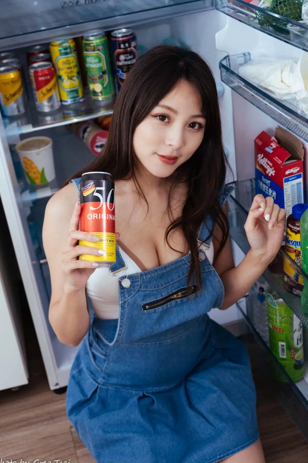 何洛沂   Ashley - 居家厨房牛仔裙俏皮清新生活随拍照 [104P]第77张图片
