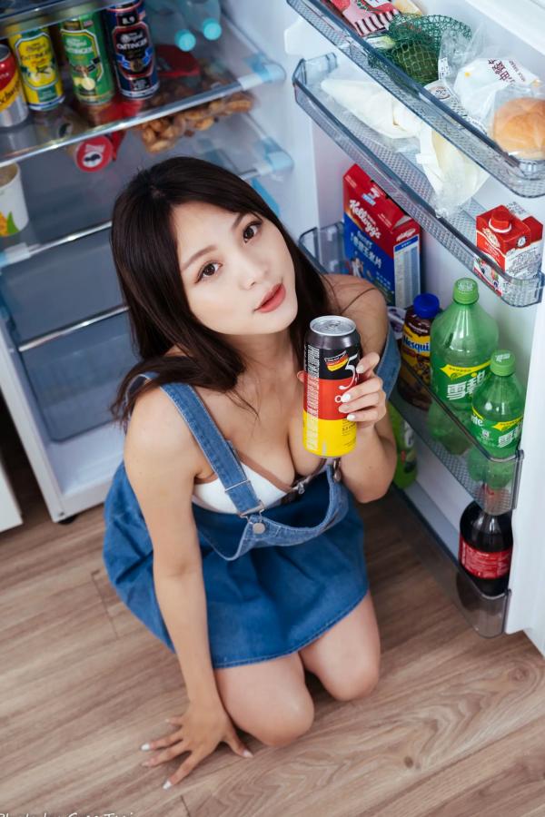 何洛沂   Ashley - 居家厨房牛仔裙俏皮清新生活随拍照 [104P]第78张图片