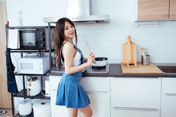 何洛沂   Ashley - 居家厨房牛仔裙俏皮清新生活随拍照 [104P]第81张图片