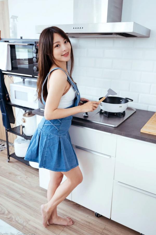 何洛沂   Ashley - 居家厨房牛仔裙俏皮清新生活随拍照 [104P]第82张图片