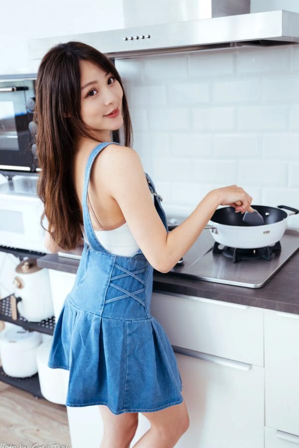 何洛沂   Ashley - 居家厨房牛仔裙俏皮清新生活随拍照 [104P]第83张图片