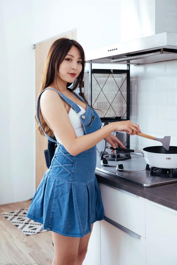 何洛沂   Ashley - 居家厨房牛仔裙俏皮清新生活随拍照 [104P]第86张图片