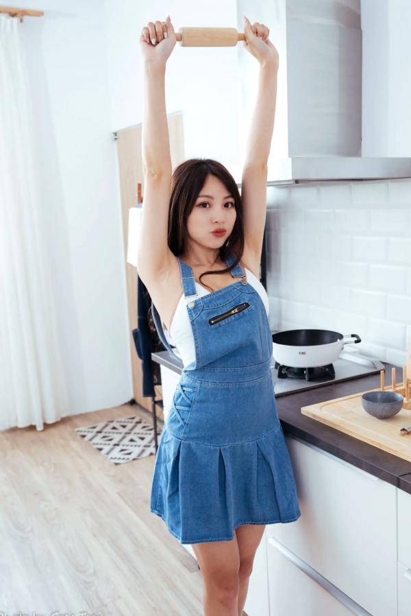 何洛沂   Ashley - 居家厨房牛仔裙俏皮清新生活随拍照 [104P]第87张图片