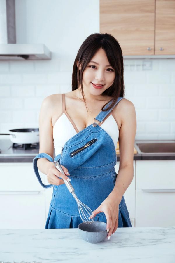 何洛沂   Ashley - 居家厨房牛仔裙俏皮清新生活随拍照 [104P]第93张图片