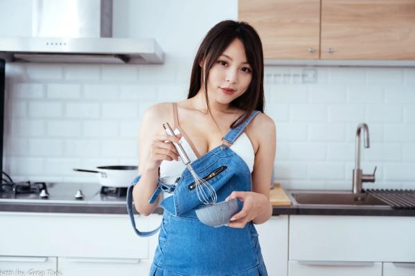 何洛沂   Ashley - 居家厨房牛仔裙俏皮清新生活随拍照 [104P]第94张图片