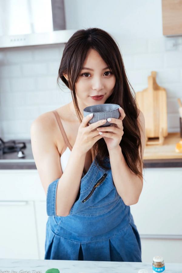 何洛沂   Ashley - 居家厨房牛仔裙俏皮清新生活随拍照 [104P]第99张图片